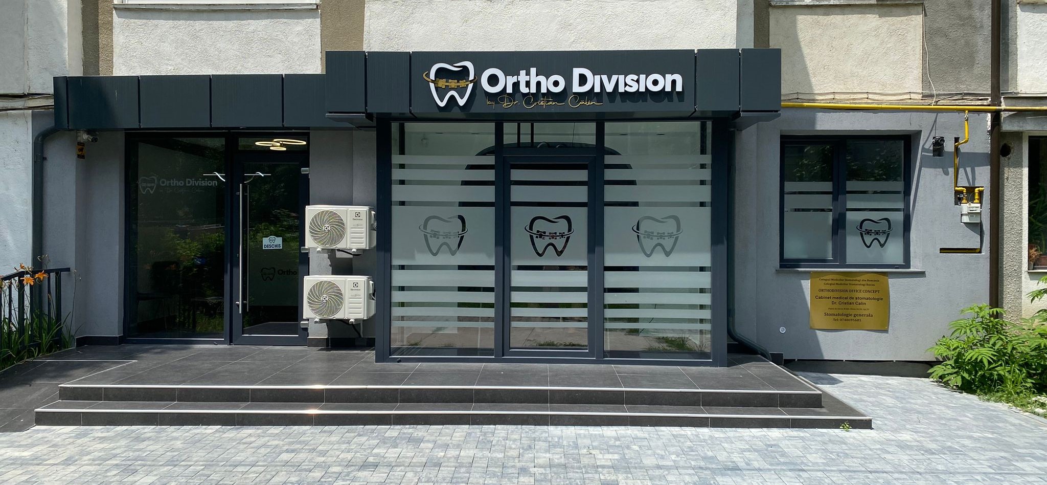 Fațada cabinetului Ortho Division din Onești